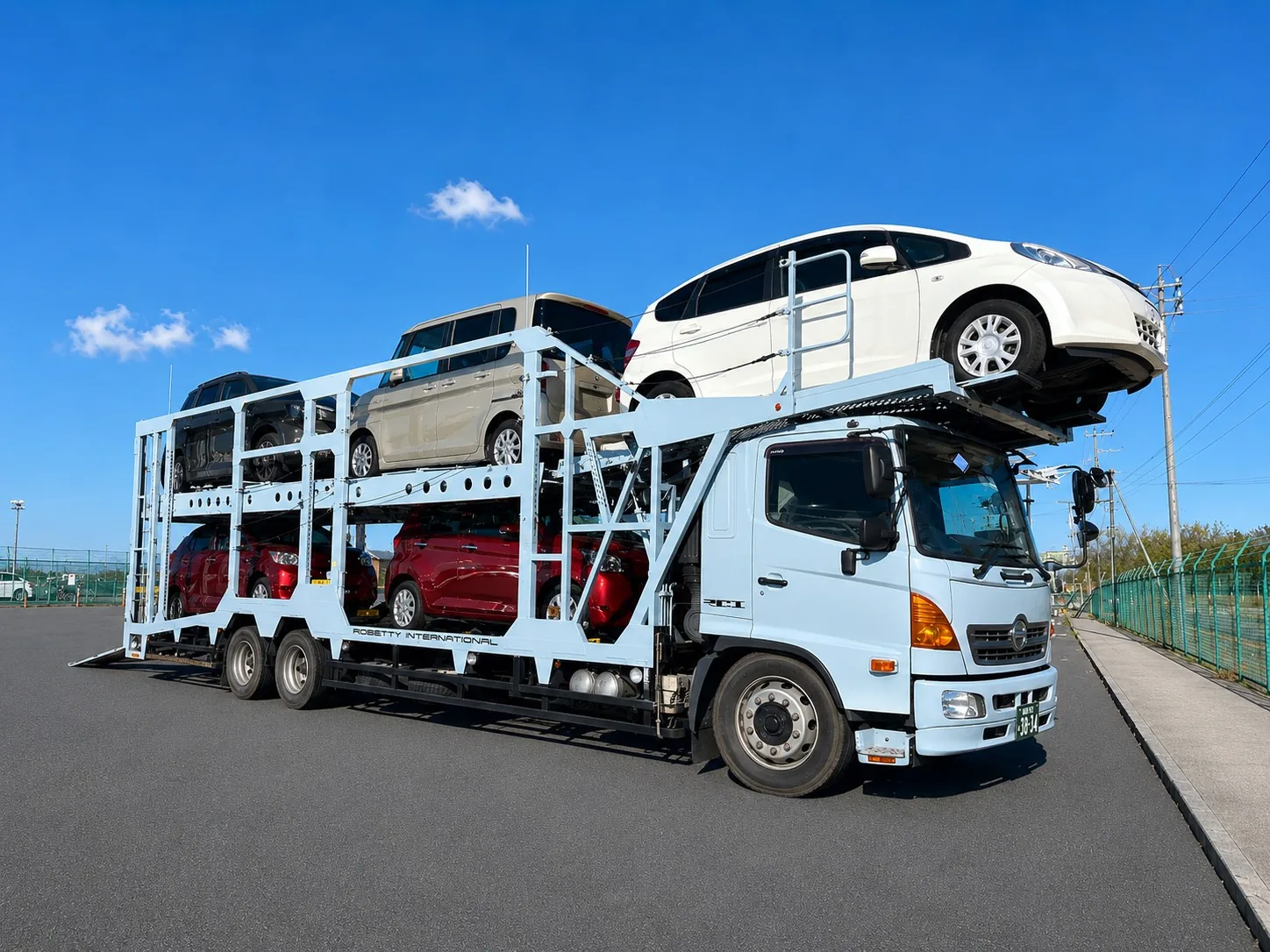 白い車両運搬車（積載車）でお車を陸送する様子